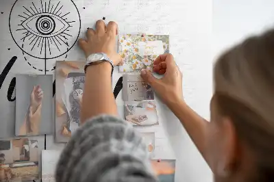 Panou din plută cu sloganul Chemarea aventurii
