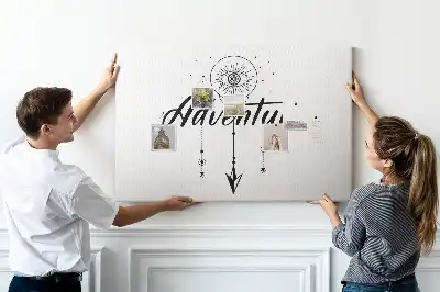 Panou din plută cu sloganul Chemarea aventurii