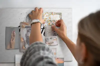 Panou din plută cu sloganul Chemarea aventurii