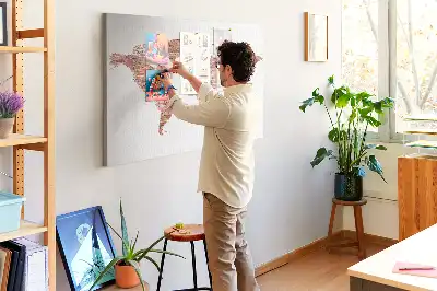 Panou din plută cu hartă veche pe fundal de cărămidă