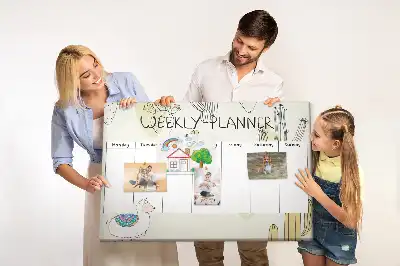 Panou din plută cu plante suculente și planificator săptămânal