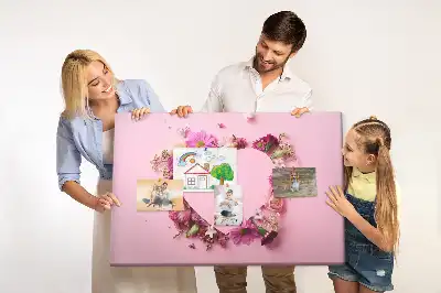 Panou din plută în formă de inimă cu flori