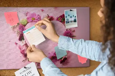 Panou din plută în formă de inimă cu flori
