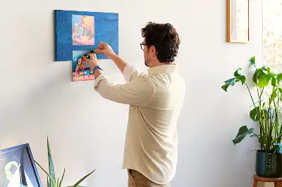 Panou din plută cu motiv pană de pasăre