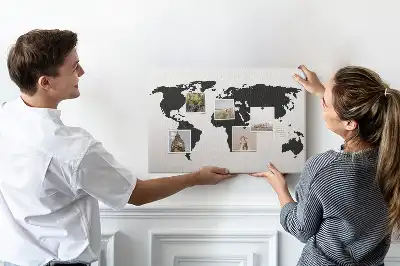 Tablă din plută cu conturul întunecat al continentelor
