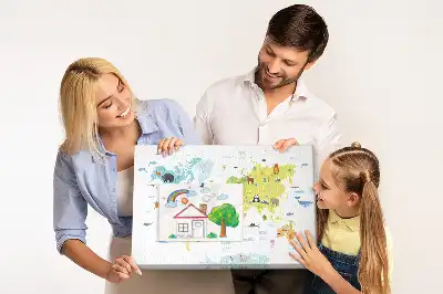 Panou din plută cu harta animalelor pe continente