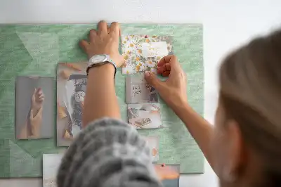 Tablă din plută cu model abstract triunghiular