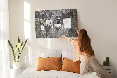 Panou din plută cu hartă minimalistă a lumii cu aspect de beton