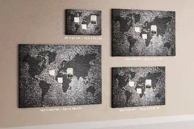 Panou din plută cu hartă minimalistă a lumii cu aspect de beton