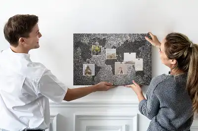 Panou din plută cu hartă minimalistă a lumii cu aspect de beton