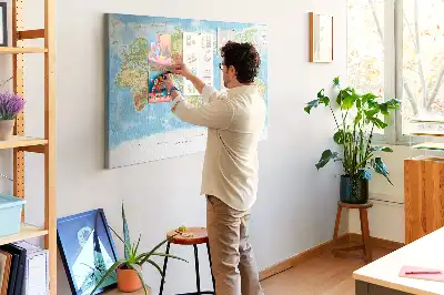 Panou din plută cu harta fizică a lumii