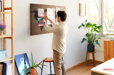 Tablă din plută cu contur minimalist al continentelor