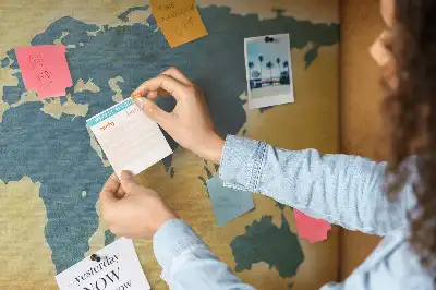 Hartă a lumii din plută cu design retro