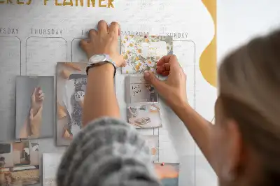 Panou din plută pentru planificare săptămânală pe perete