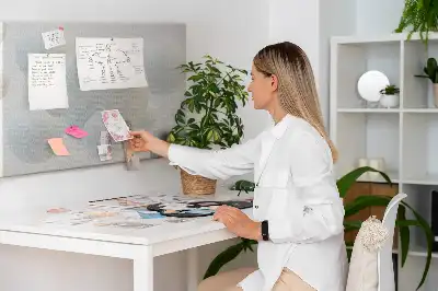 Tablou din plută cu design abstract cu mingi