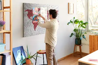 Panou din plută cu model de zid de cărămidă și hartă