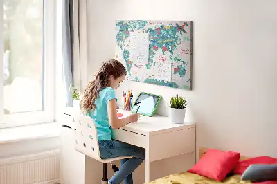 Panou din plută cu hartă ilustrată a lumii