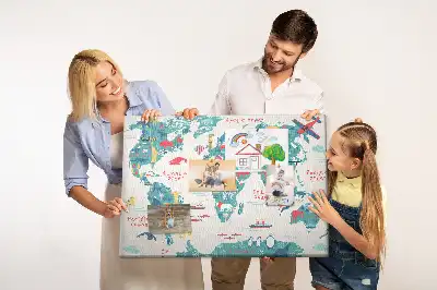Panou din plută cu hartă ilustrată a lumii
