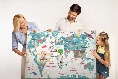 Panou din plută cu hartă ilustrată a lumii