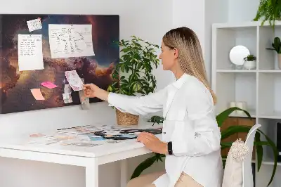 Panou din plută cu hartă lumea cosmos și stele