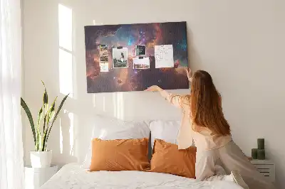 Panou din plută cu hartă lumea cosmos și stele