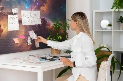 Panou din plută cu hartă lumea cosmos și stele