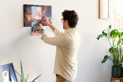 Panou din plută cu hartă lumea cosmos și stele