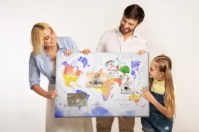Panou din plută cu hartă a lumii pictată artistic