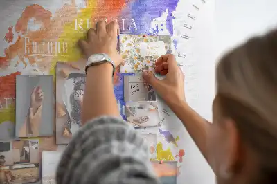 Panou din plută cu hartă a lumii pictată artistic