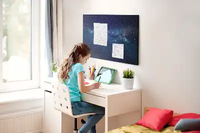 Tablă de plută cu design stelar pe fond închis