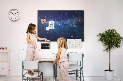 Tablă de plută cu design stelar pe fond închis