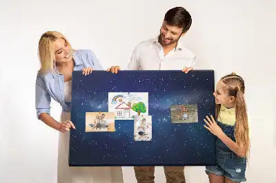 Tablă de plută cu design stelar pe fond închis