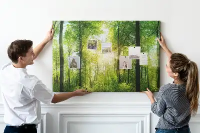 Panou din plută cu peisaj de pădure și copaci