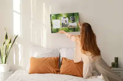 Panou din plută cu peisaj de pădure și copaci