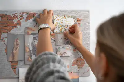 Panou din plută pentru notițe cu model fundal de cărămidă