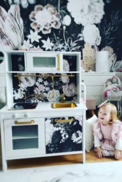 Cum să schimbi rapid aspectul mobilierului vechi IKEA folosind autocolante?